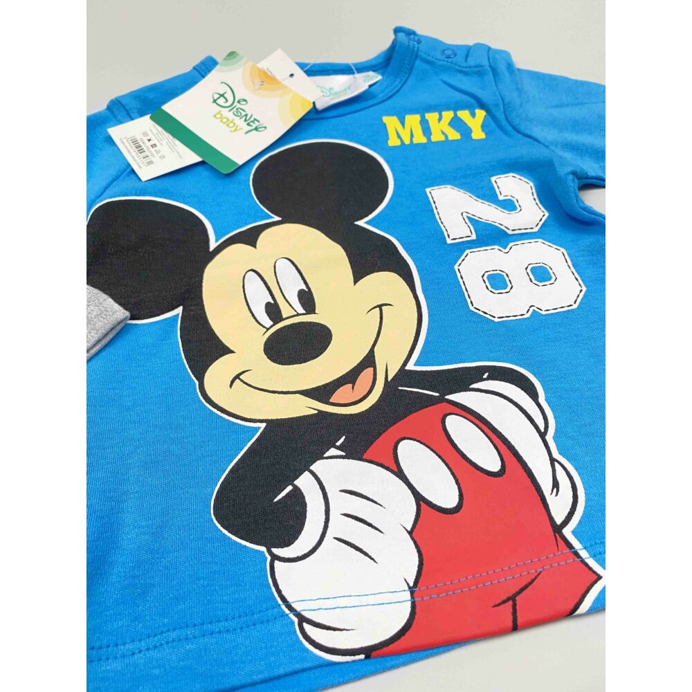 Kisfiú Disney hosszú ujjú kék alapon szürke ujjal Mickey filmnyomott motívummal és MKY 28 felirattal, közeli kép
