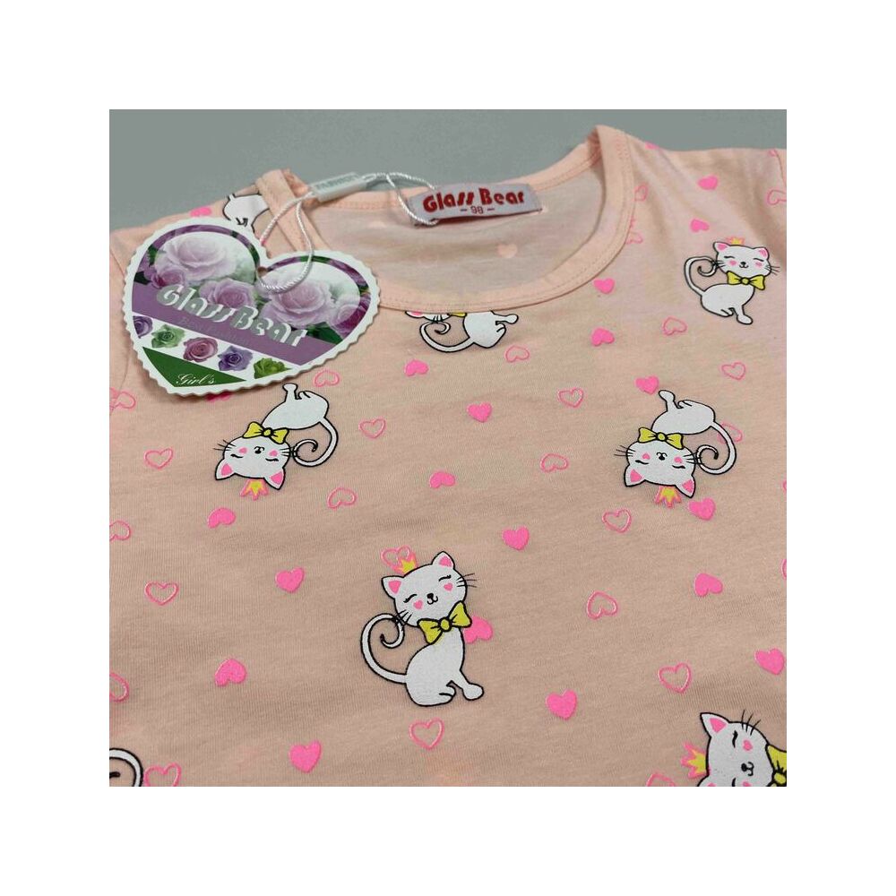 két részes kislány vékony nyári pizsama barack színű alapon fehér cica mintával közeli.