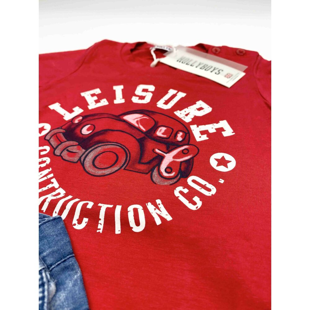 Kisfiú nyári két részes együttes, piros rovid ujjú póló autós mintával és kék farmer kantáros rövidnadrág, boy felírattal közeli kép póló.