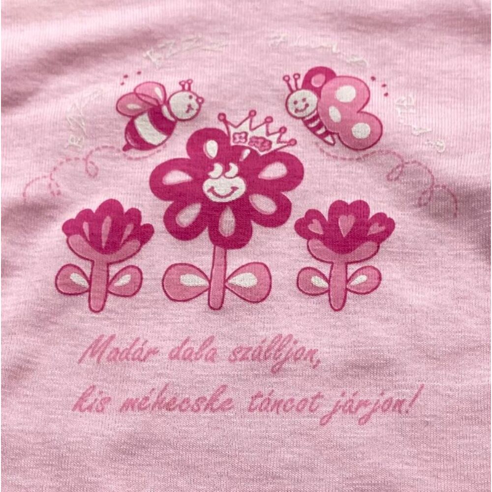 Rózsaszín rövid ujjú pamut , kislány body, elején virág mintával és magyar felírattal közeli kép