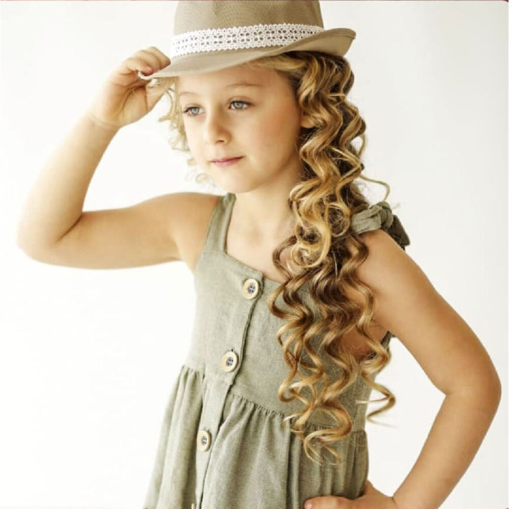 Kislány nyári ruha kalappal