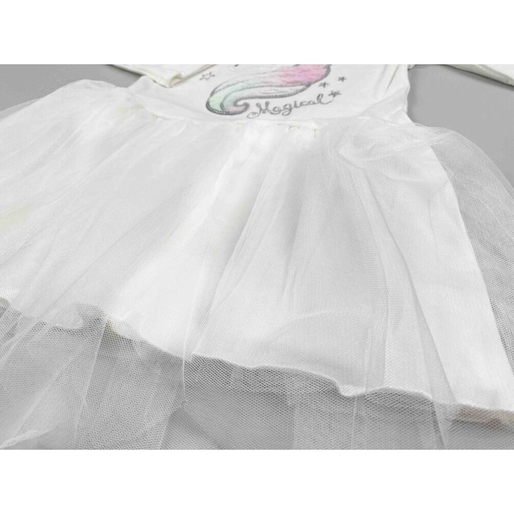 Kislány fehér színű tüll szoknyás ruha simis csillámpóni motívummal közeli kép az alsó tüll részéről